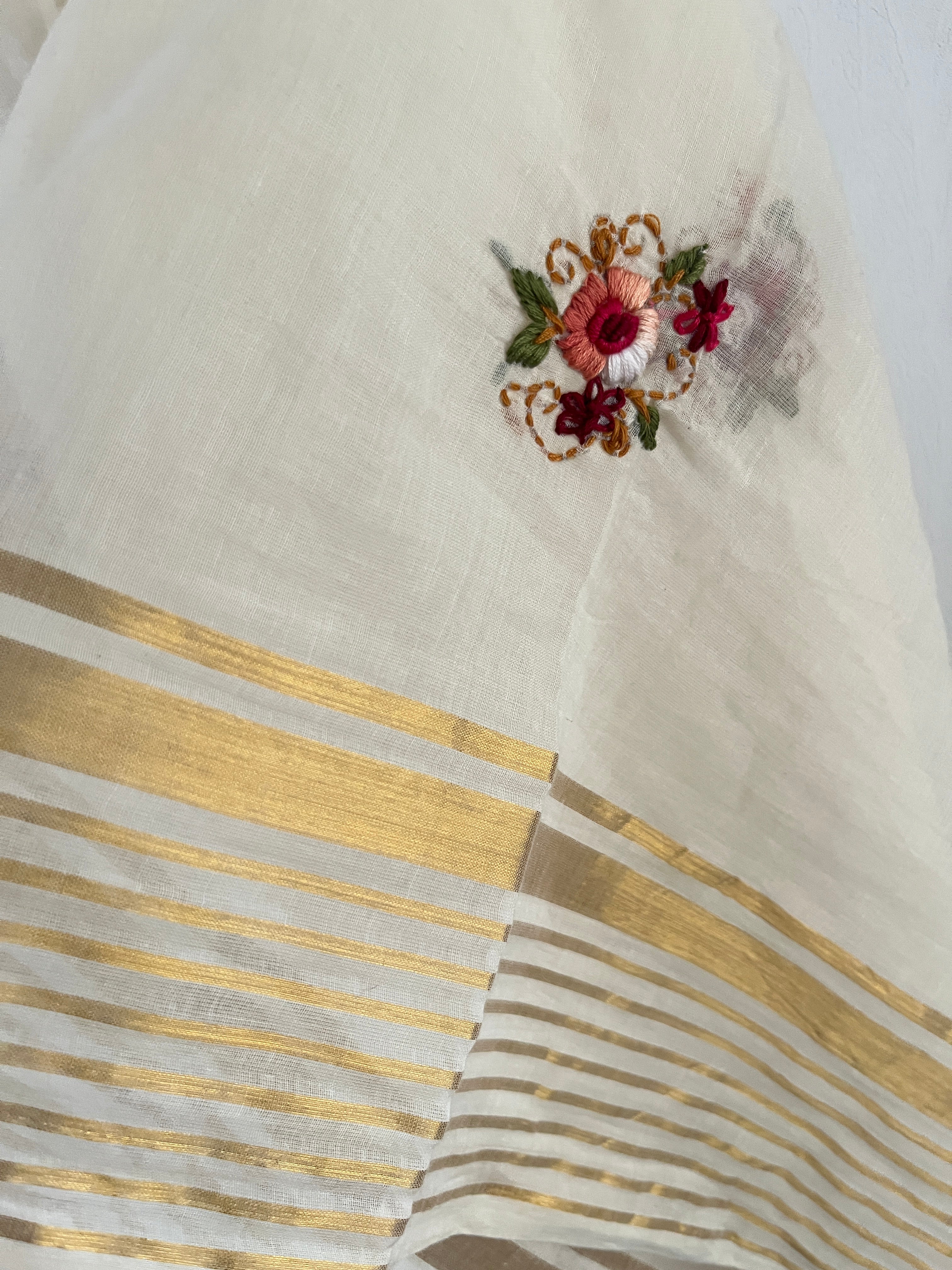 So-069 crochet embroidered with golden striped zari border