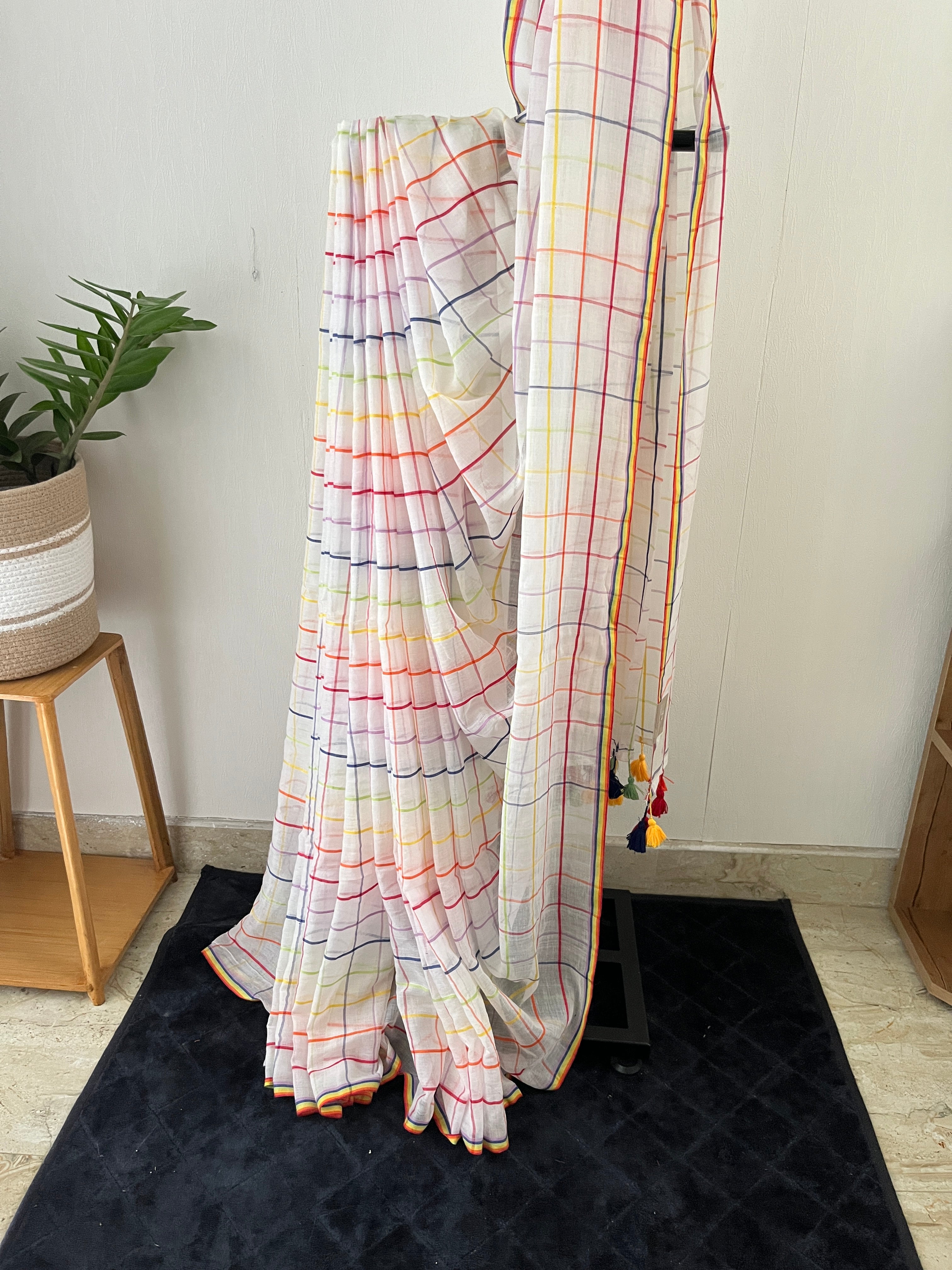 Sm-052 white multicolor check mul cotton saree