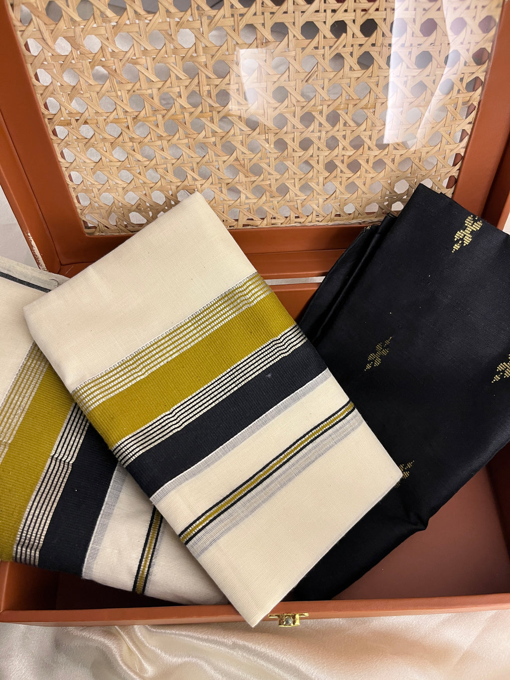 Ksm-001 black and olive green sett mundu with blouse piece