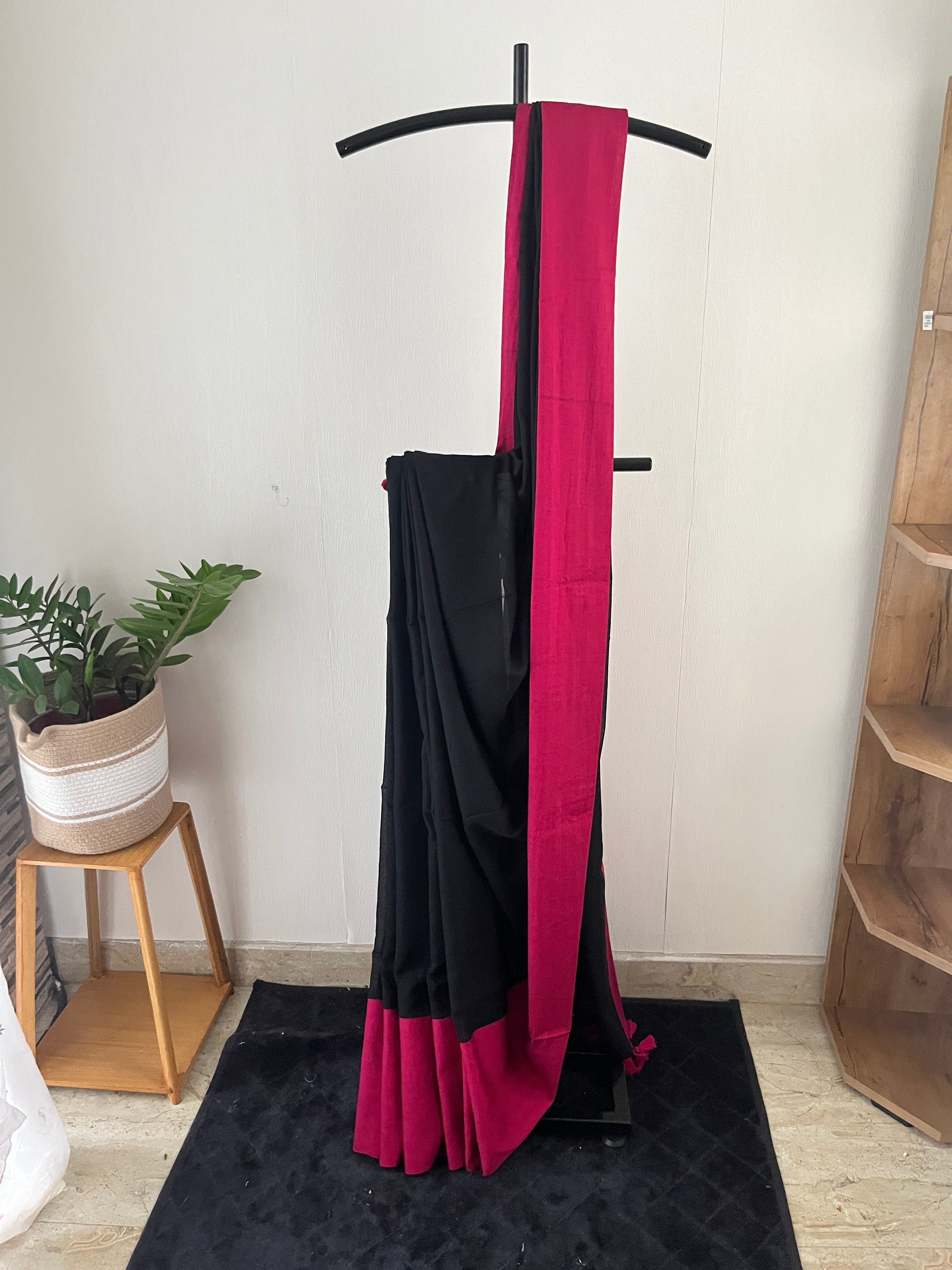 So-089 black and pink mul cotton saree