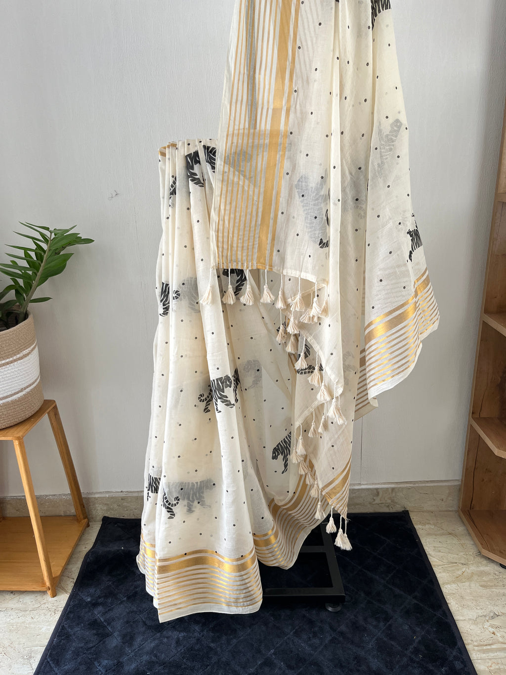 Sm-042 off white with polka and tiger print with zari border mul cotton saree