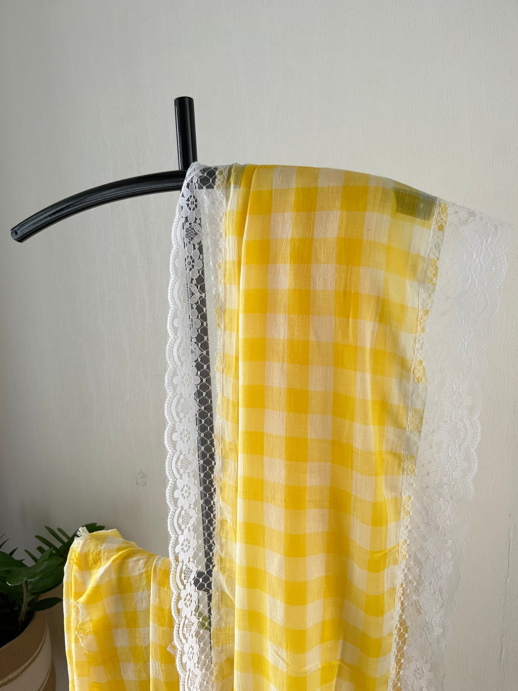 Sg-002 yellow gingham with white lace