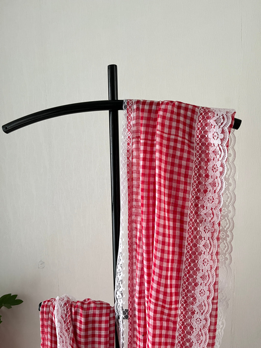Sg-001 red gingham with white lace