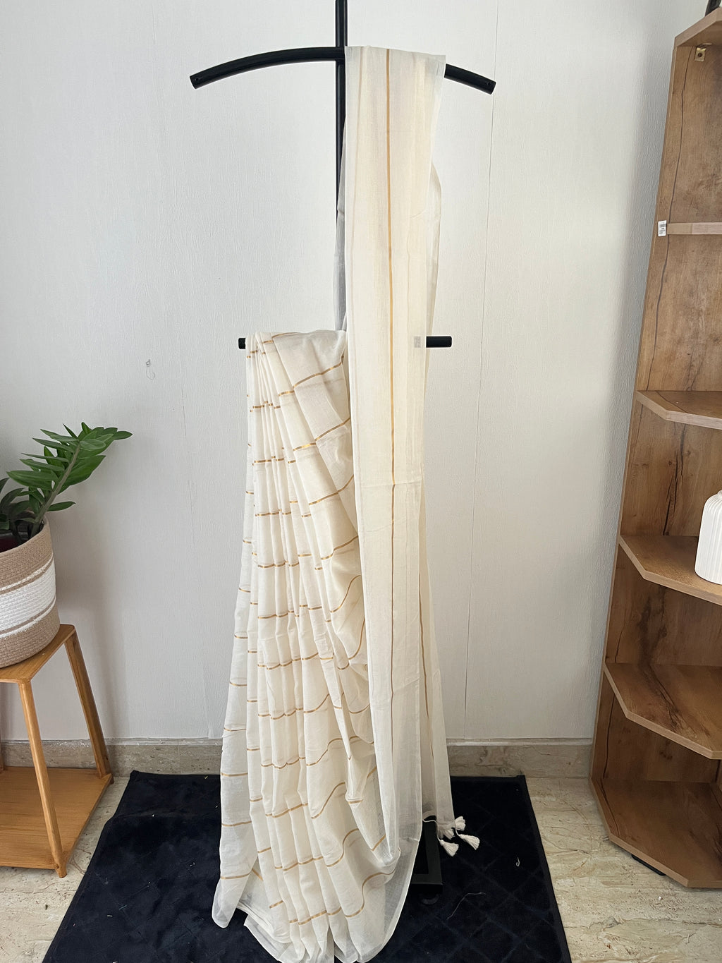So-070 plain with golden zari stripes