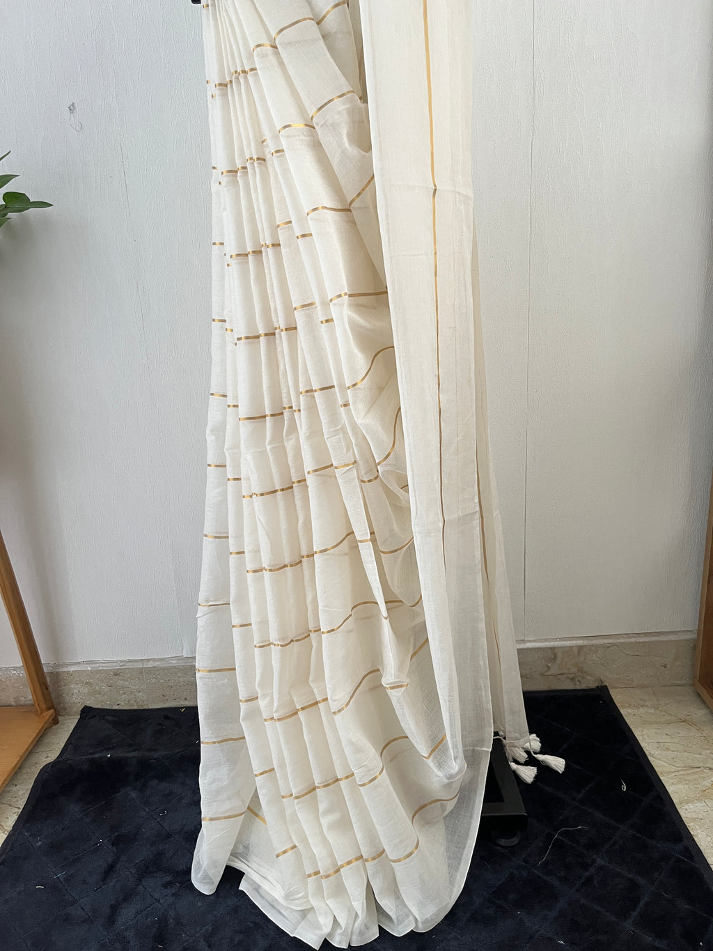 So-070 plain with golden zari stripes