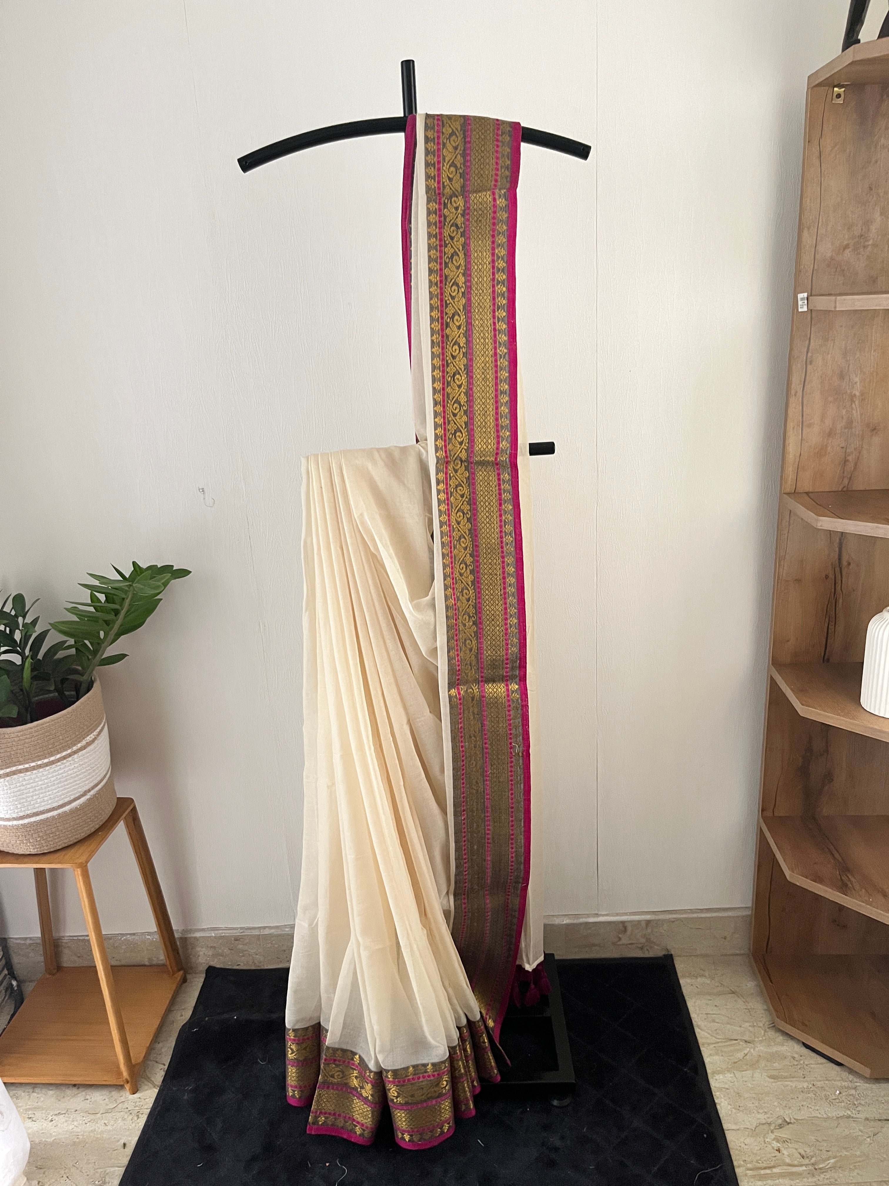 So-090 off white with antique border