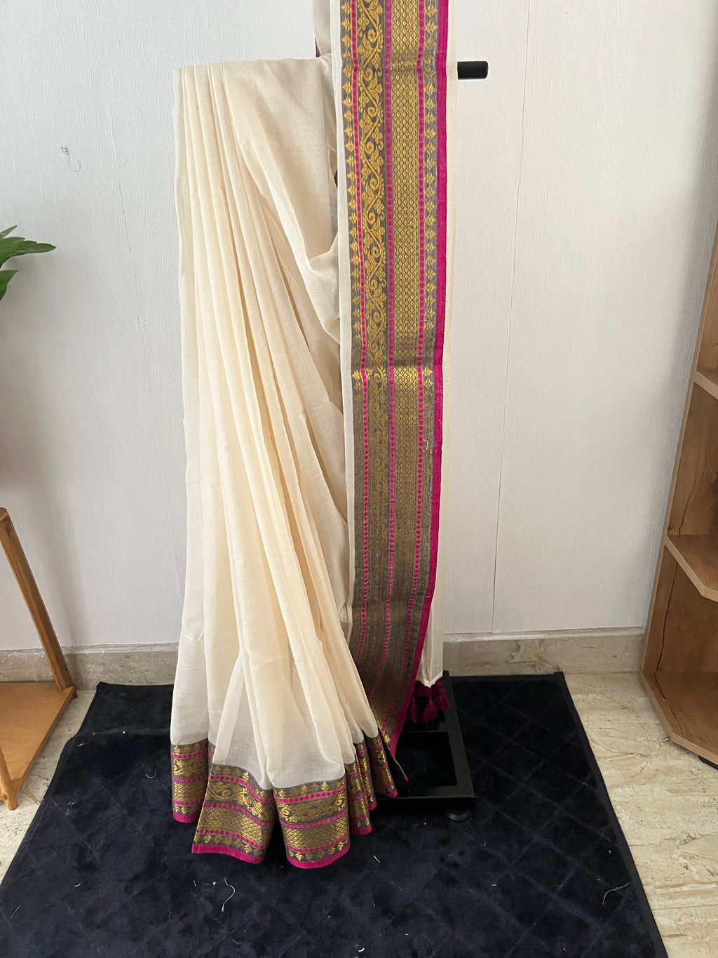 So-090 off white with antique border