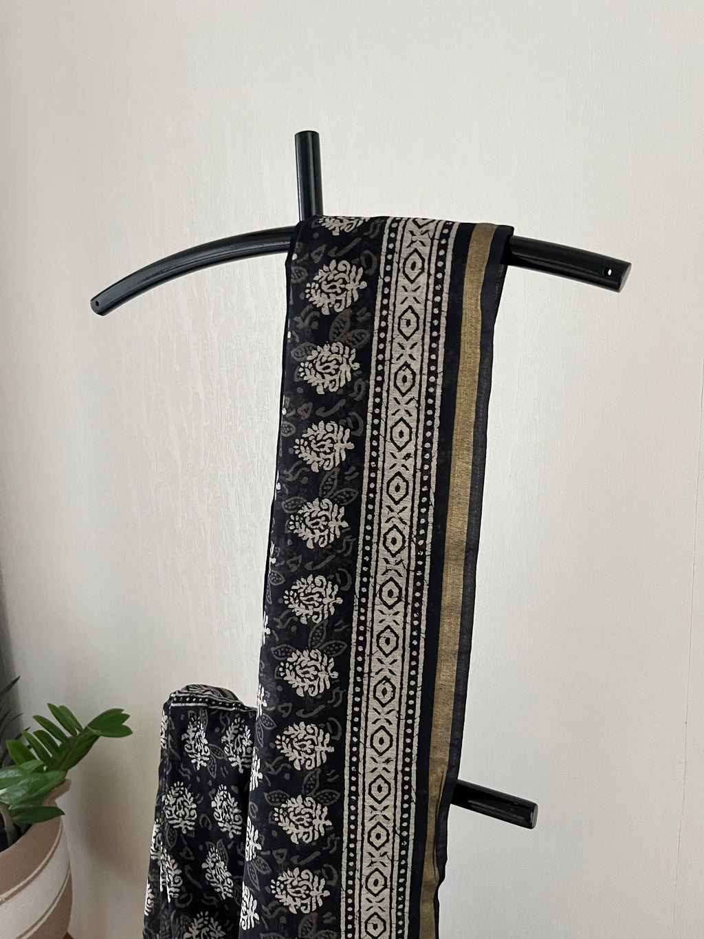 Black Semi Chanderi Saree With Blouse Piece | Sc-001