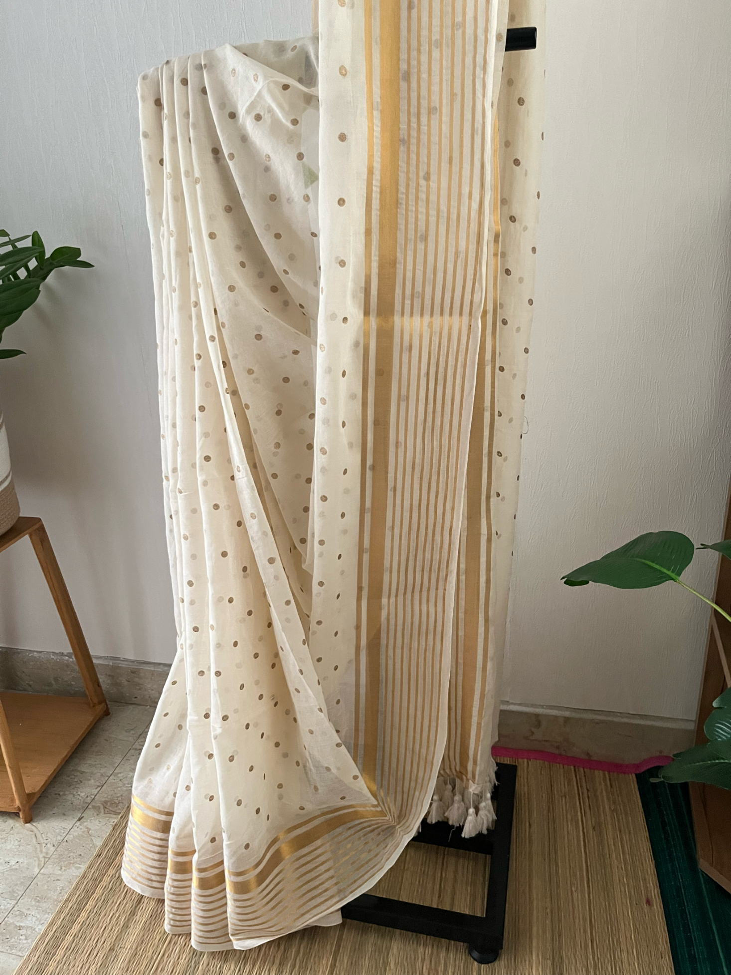 Off White With Kanchi Border & Polka Dots | Sm-027
