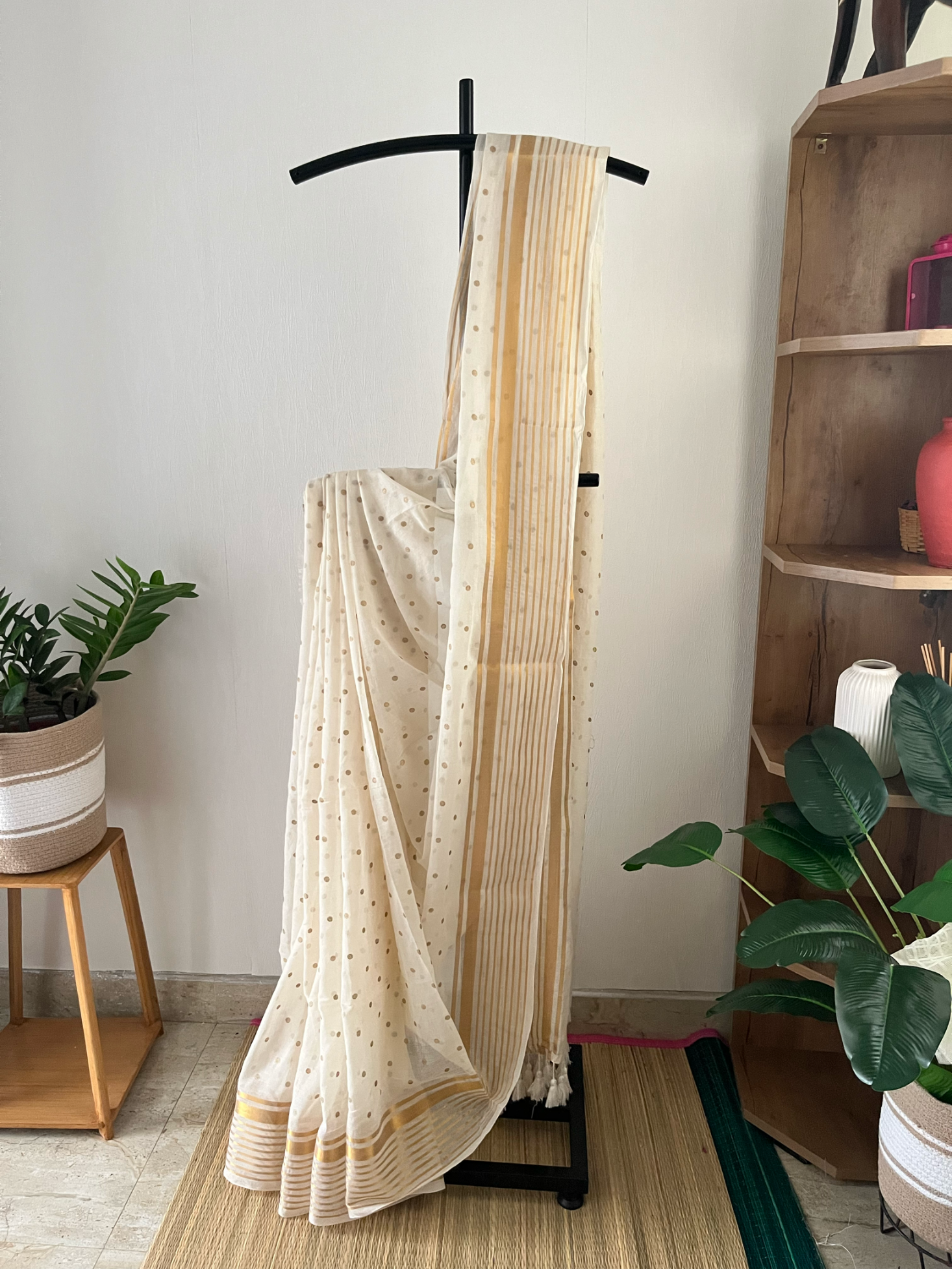 Off White With Kanchi Border & Polka Dots | Sm-027