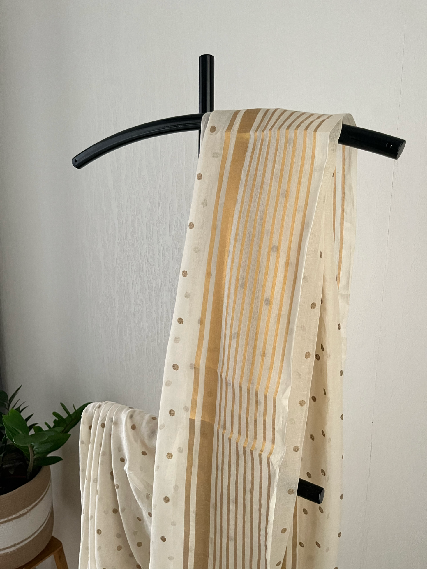 Off White With Kanchi Border & Polka Dots | Sm-027